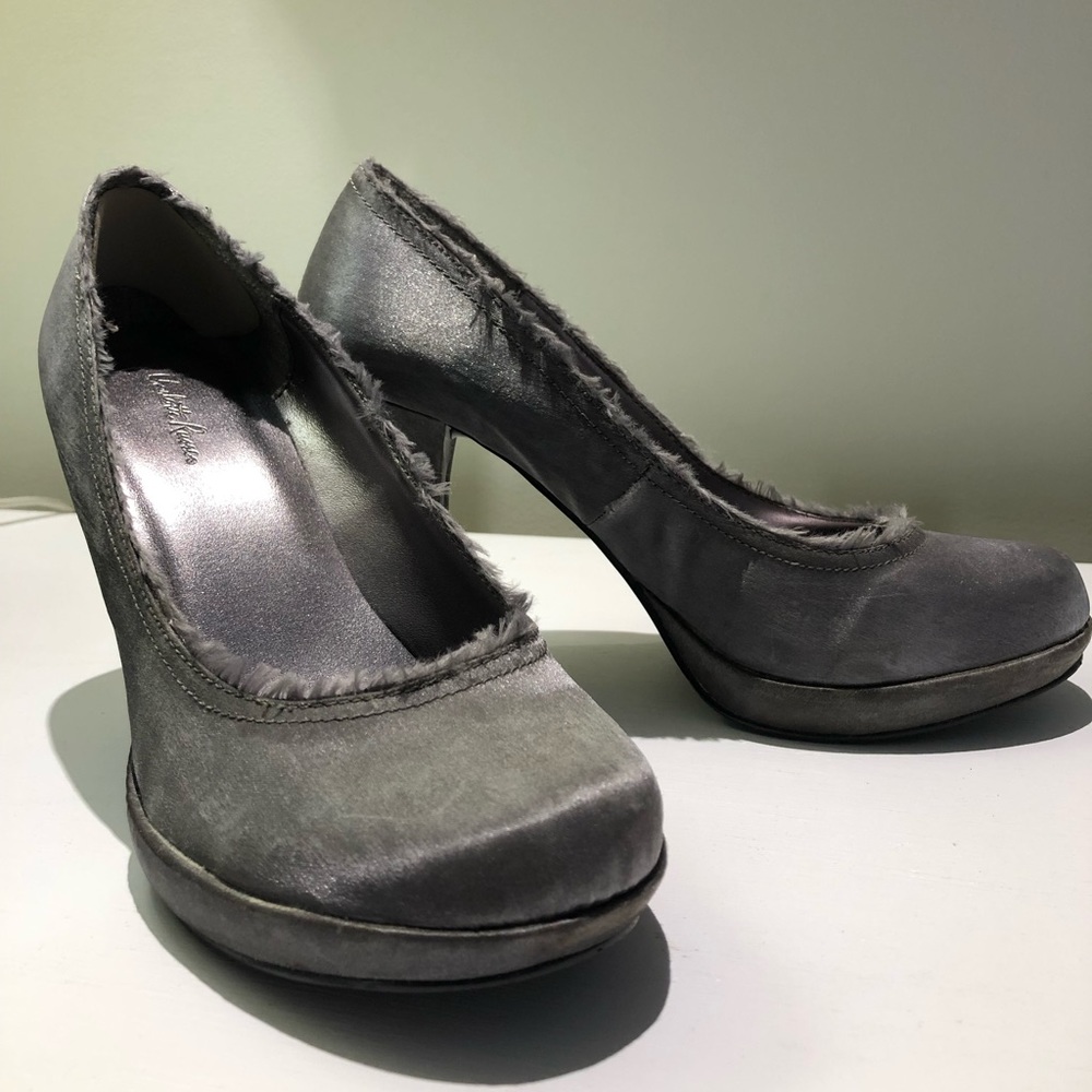 Metallic, gray satin heels 👠
